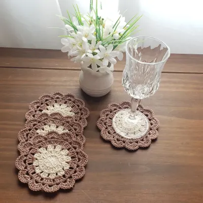 Descanso de Copos em Crochê Cru com Bege (04 Unidades) - artesanato de Mari Crochê feito com carinho!