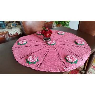 Toalha de Mesa com Aplicação Flores Rosa 90 cm - artesanato de Mari Crochê feito com carinho!