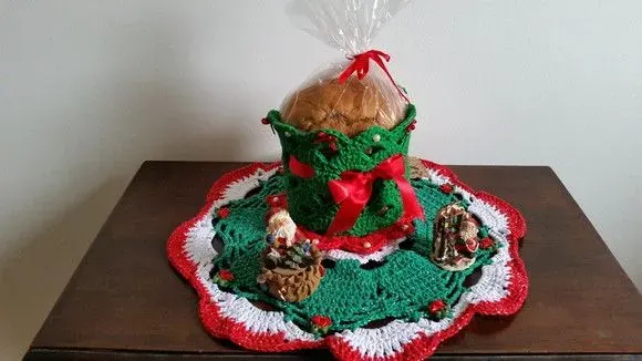 Porta Panetone em Crochê Verde com Vermelho - artesanato de Mari Crochê feito com carinho!