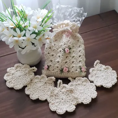 Ecopad Florzinha (05 Unidades) e Bolsinha Crochê Rococó Rosa - artesanato de Mari Crochê feito com carinho!