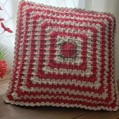 Capa para Almofada em Crochê Relevo - Vermelho e Cru - artesanato de Mari Crochê feito com carinho!