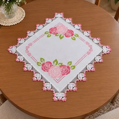Centro de Mesa Bordado em Ponto Cruz com Barrado de Crochê - CM01 - artesanato de Ivis by Hands