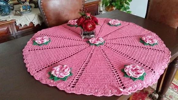 Toalha de Mesa com Aplicação Flores Rosa 90 cm - artesanato de Mari Crochê feito com carinho!