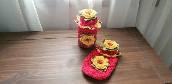 Capa para Potes em Crochê Vermelho com Flores Amarelas - artesanato de Mari Crochê feito com carinho!