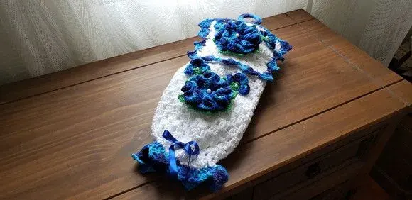 Puxa Saco em Crochê Branco com Azul Royal Mesclado - artesanato de Mari Crochê feito com carinho!