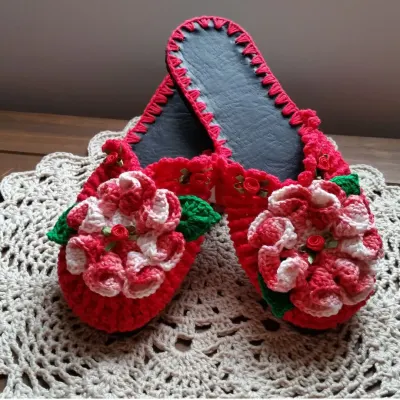 Chinelo de Quarto em Crochê Flor Camélia Número 37 - artesanato de Mari Crochê feito com carinho!