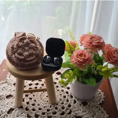 Case em Crochê para Fone de Ouvidos Amêndoa - artesanato de Mari Crochê feito com carinho!