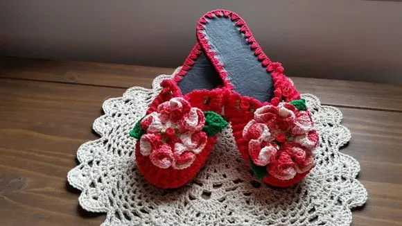 Chinelo de Quarto em Crochê - Flor Camélia Número 38 - artesanato de Mari Crochê feito com carinho!