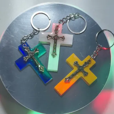 Chaveiros em Cruz com Cristo em metal - artesanato de Maria KYRESINA