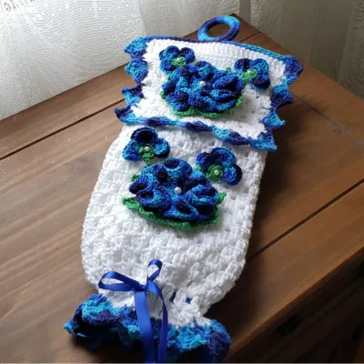 Puxa Saco em Crochê Branco com Azul Royal Mesclado - artesanato de Mari Crochê feito com carinho!