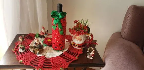 Porta Garrafa de Vinho Vermelha em Crochê (natal) - artesanato de Mari Crochê feito com carinho!