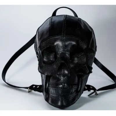 Mochila de couro natural - Caveira preta Grande - artesanato de Aparatos Costuras e Acessórios