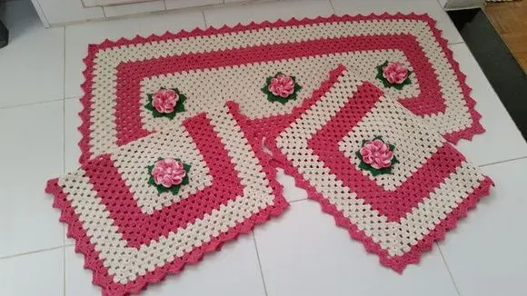 Jogo de Cozinha em Crochê 03 Peças - Flores Rosa Mesclado - artesanato de Mari Crochê feito com carinho!