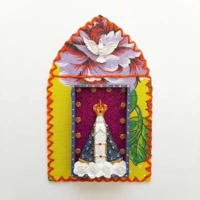 Capelinha de Chita Bordada N. S. Aparecida - artesanato de Estudio Bananeira