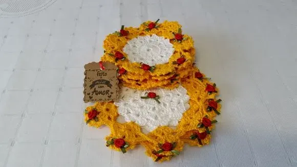 Kit Jogo de Porta Jarra Branco/sunflower - artesanato de Mari Crochê feito com carinho!