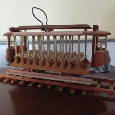 Escultura em Madeira de Bonde Antigo para Decoração! - artesanato de RR Artesanatos