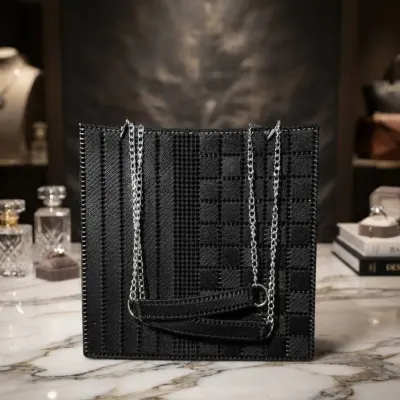 ‘Bolsa femenina cuadrada artesanal en malla plástica, feita a mão con fio náutico, con asa de corriente . - artesanato de Mais uma volta
