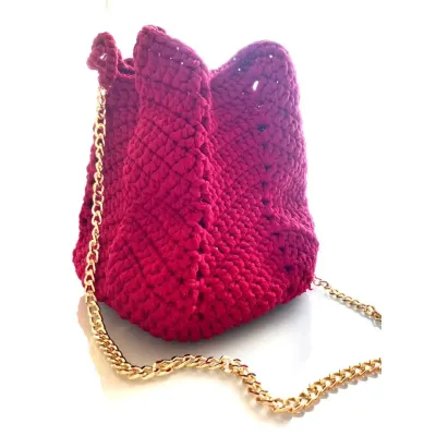 Bolsa Bucket de Crochê Vermelha com Alça de Corrente Dourada – Feita à Mão