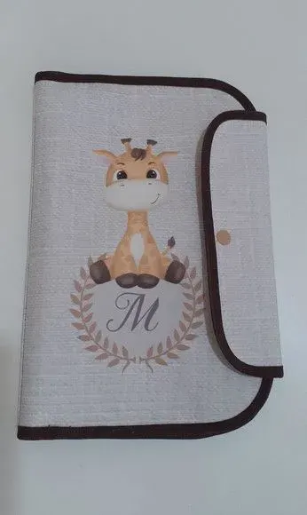 PORTA DOCUMENTOS INFANTIL - GIRAFINHA - artesanato de Innovare Studio