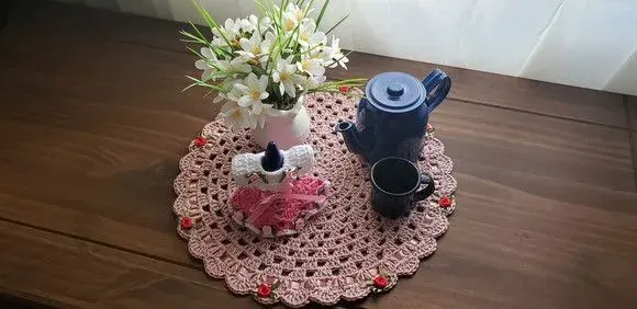 Mini Capa para Adoçante 75 ml Vestidinho Rosa - artesanato de Mari Crochê feito com carinho!