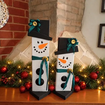 Dupla de Bonecos de Neve em Madeira – Decoração Natalina Artesanal - artesanato de Crismosaico & madeiras