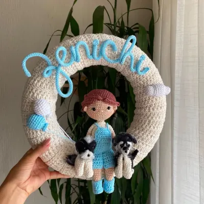 Porta Maternidade Menino Personalizado com Cachorrinhos em Amigurumi - artesanato de Crochê com amor BP