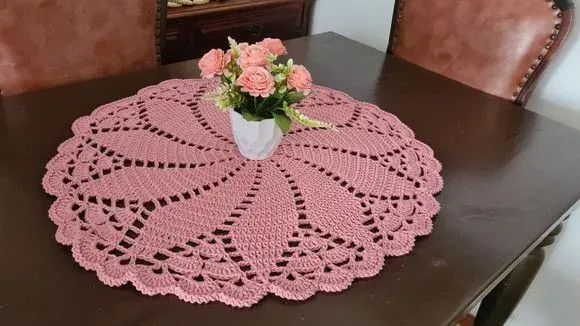 Centro de Mesa em Crochê Pétalas Rosa Quartzo - artesanato de Mari Crochê feito com carinho!