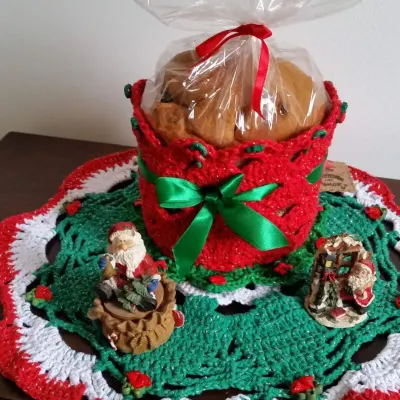 Porta Panetone em Crochê Vermelho com Verde