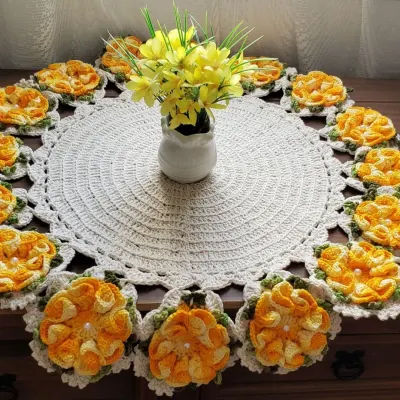 Centro de Mesa em Crochê Flores Amarelo Mesclado - artesanato de Mari Crochê feito com carinho!