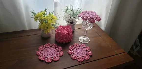 Cestinha + Cobre Taça e Descanso Taça em Crochê Rosa - artesanato de Mari Crochê feito com carinho!