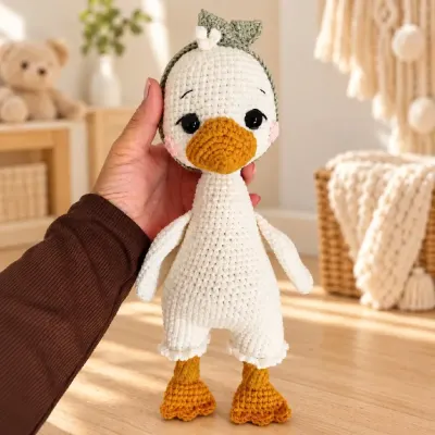 Gansinha Amigurumi com Laço Verde – Feita à Mão com Amor 🪿💚 - artesanato de crocheteria com a Maria