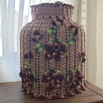 Capa Crochê para Botijão com Flores - artesanato de Mari Crochê feito com carinho!