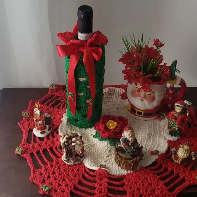 Porta Garrafa de Vinho em crochê Natal Vermelho e Verde - artesanato de Mari Crochê feito com carinho!