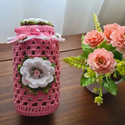 Capa para Potes 500 Grs em Crochê Rosa Flores Branca - artesanato de Mari Crochê feito com carinho!