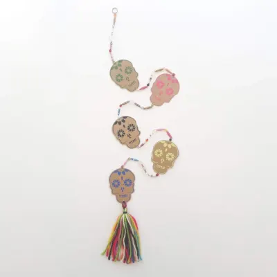 Cordão Caveiras Mexicanas Coloridas - artesanato de Estudio Bananeira