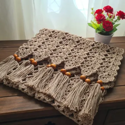 Trilho de Mesa em Crochê com Tassel Caqui - artesanato de Mari Crochê feito com carinho!