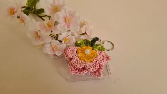 Chaveiro Florzinha em Crochê Rosa (lembrancinha ) - artesanato de Mari Crochê feito com carinho!
