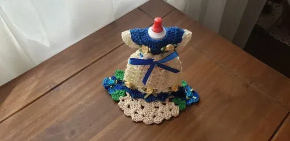 Capa para Adoçante Vestidinho Royal com Creme - artesanato de Mari Crochê feito com carinho!
