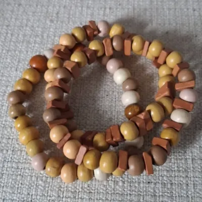 kit pulseira em conta de ceramica e madeira - artesanato de Donna