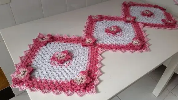 Trilho de Mesa Borboletas Rosa 1,30 cm x 50 cm - artesanato de Mari Crochê feito com carinho!
