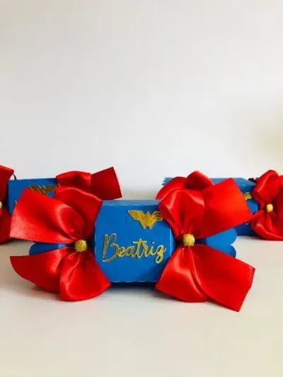 Caixa Bala Mulher Maravilha - artesanato de Fina Essência Papelaria Personalizada