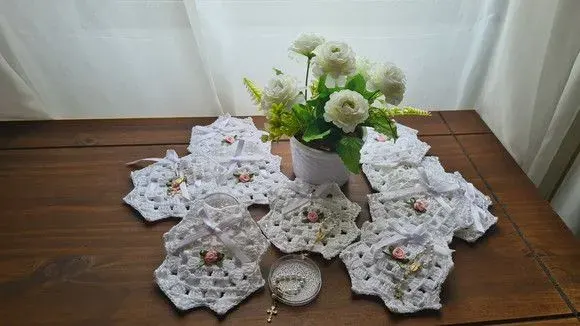 Kit 10 Mini Almofadinhas Crochê c/ Mini Terço (lembrancinha) - artesanato de Mari Crochê feito com carinho!