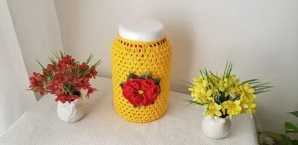 Capa para Pote Vidro 3200ml em Crochê Amarelo Flor Vermelha - artesanato de Mari Crochê feito com carinho!