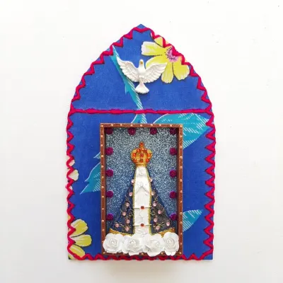 Capelinha de Chita Bordada N. S. Aparecida - artesanato de Estudio Bananeira