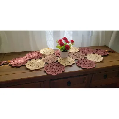 Trilho de Mesa em Crochê Flores com Tassel - artesanato de Mari Crochê feito com carinho!
