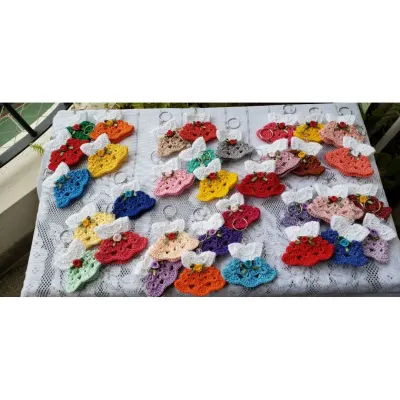 Kit 10 Chaveiros “Mini Vestidinhos Coloridos” (Lembrancinhas) - artesanato de Mari Crochê feito com carinho!