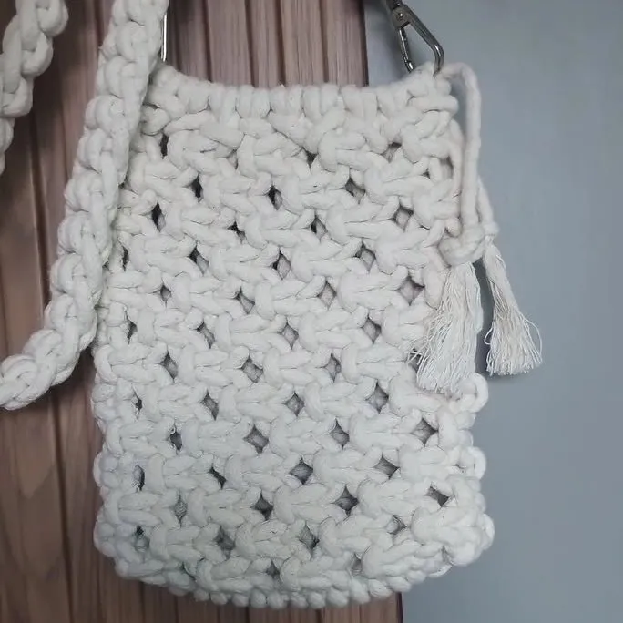 Bolsa lateral - artesanato de Entre nós Macramé