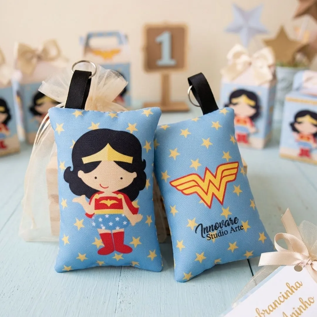 Kit 30 Chaveiros Almofadinha Mulher-Maravilha | Lembrancinhas Personalizadas - foto 7