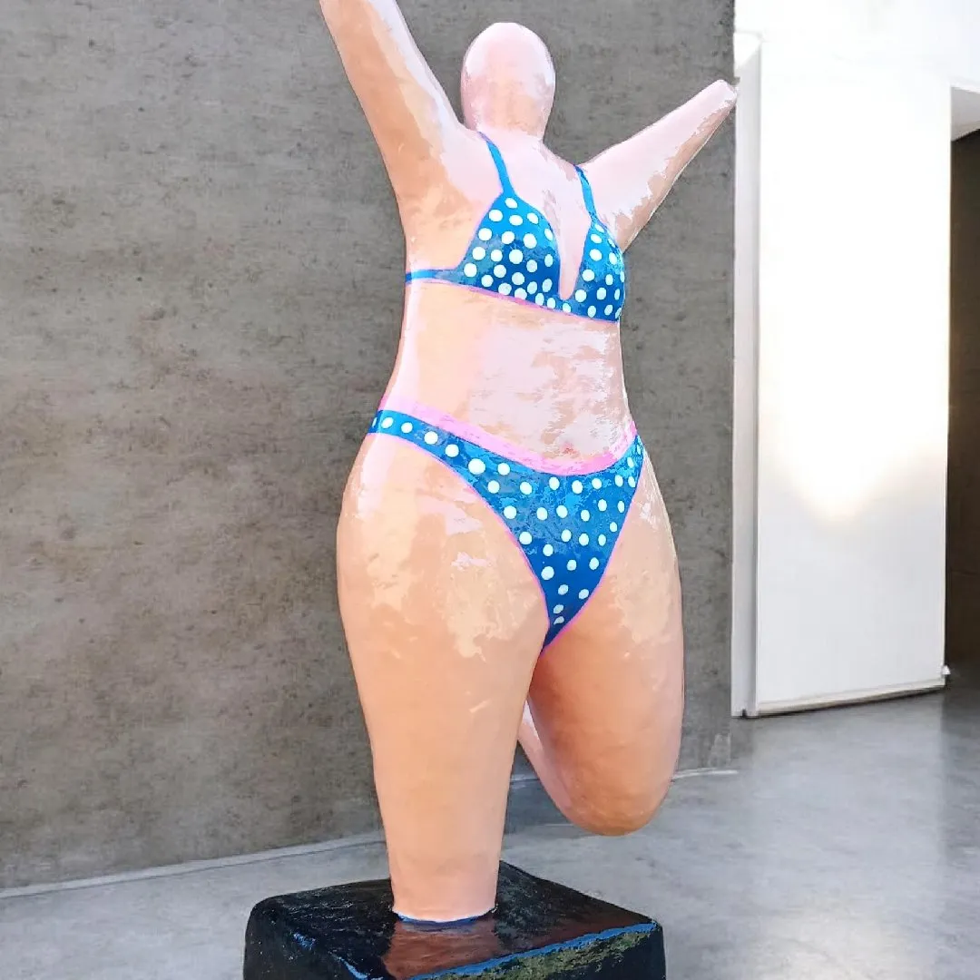 Escultura de uma mulher em movimento - foto 3