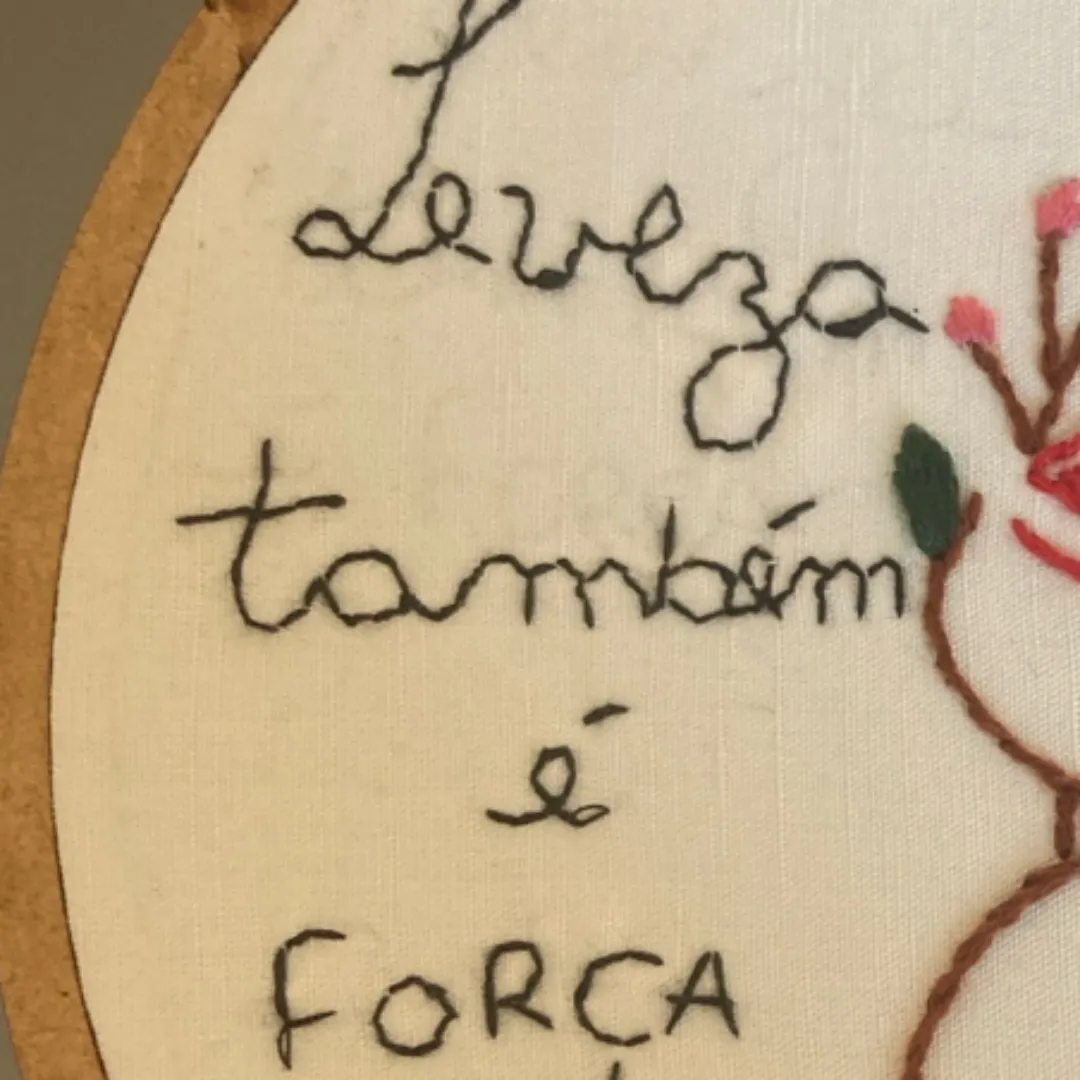 Quadro bordado a mao /leveza também é força - foto 3
